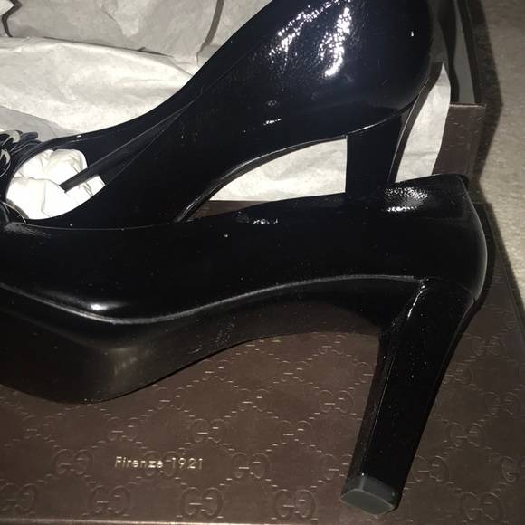 Gucci Patent Interlocking G Logo Peep Toe Pump - Picture 8 of 8